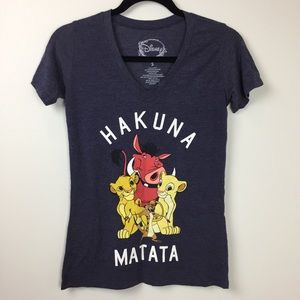 Disney Lion King Hakuna Matata v neck tee small